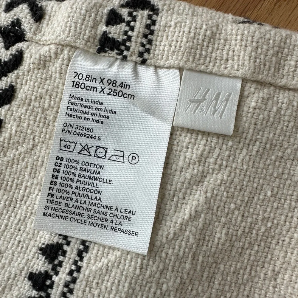 H&M Cream Bead spread‎ Blanket with Black Geometric Design & Tassels queen full